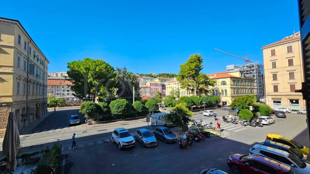 ufficio in vendita ad Ancona in zona Piano San Lazzaro