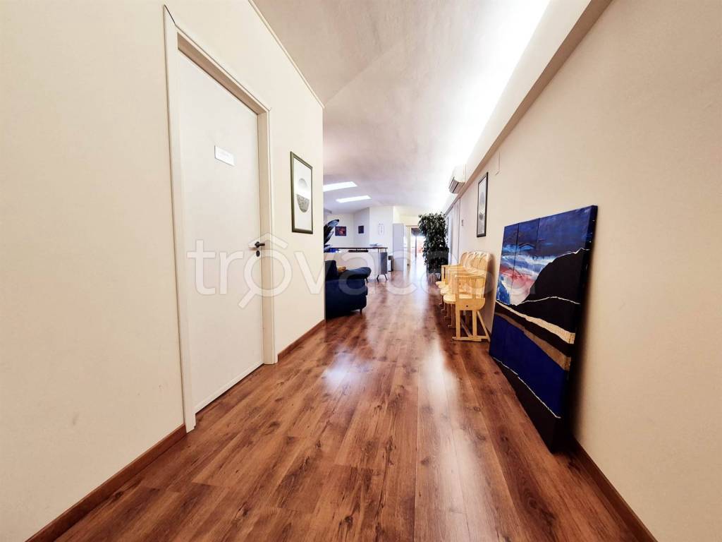 ufficio in vendita ad Ancona in zona Candia