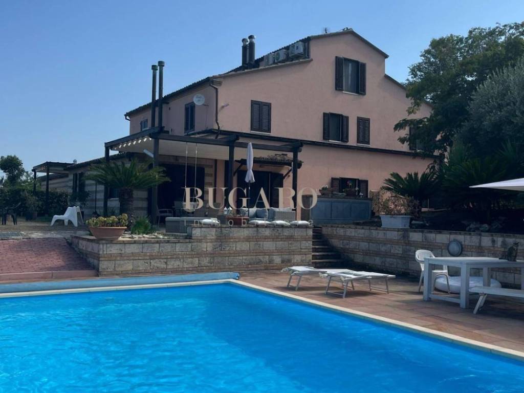 casa indipendente in vendita ad Ancona in zona Candia