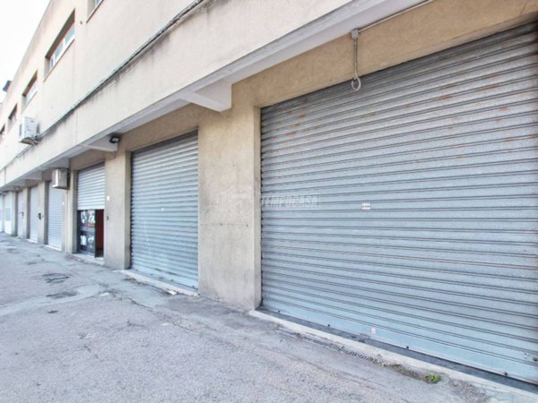 negozio in vendita ad Ancona in zona Tavernelle