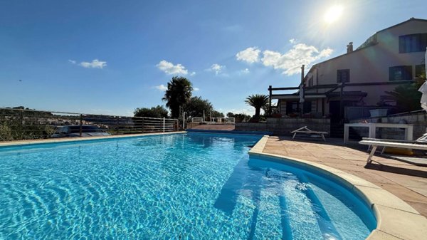 casa indipendente in vendita ad Ancona in zona Candia