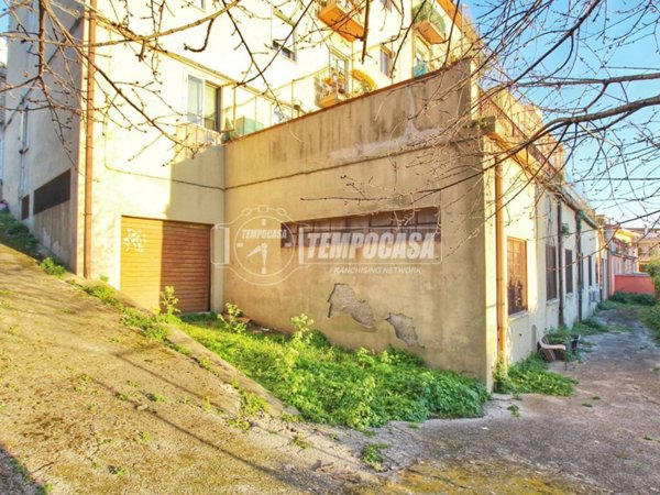 locale commerciale in vendita ad Ancona in zona Piano San Lazzaro