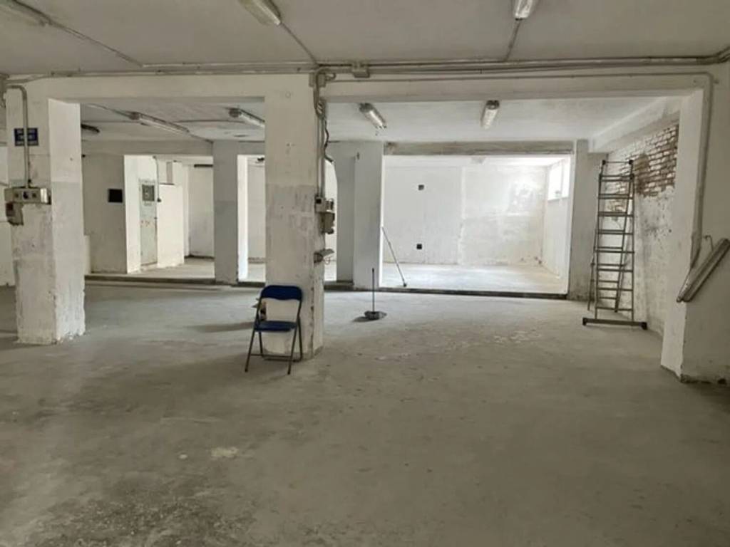 locale commerciale in vendita ad Ancona in zona Piano San Lazzaro