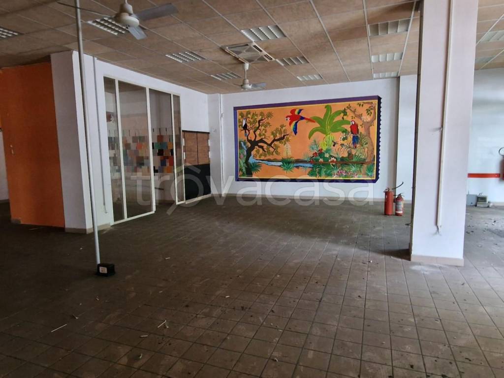 negozio in vendita ad Ancona in zona Vallemiano