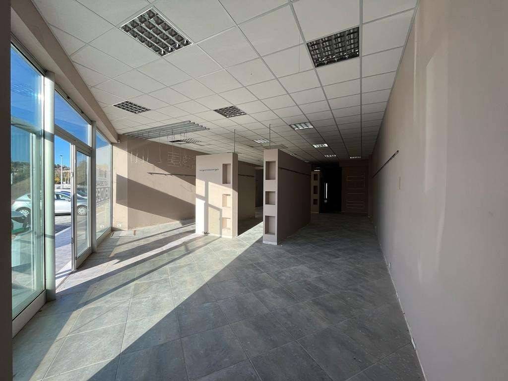 negozio in vendita ad Ancona in zona Piano San Lazzaro