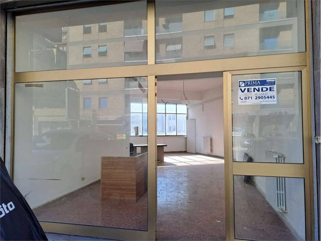 negozio in vendita ad Ancona in zona Piano San Lazzaro