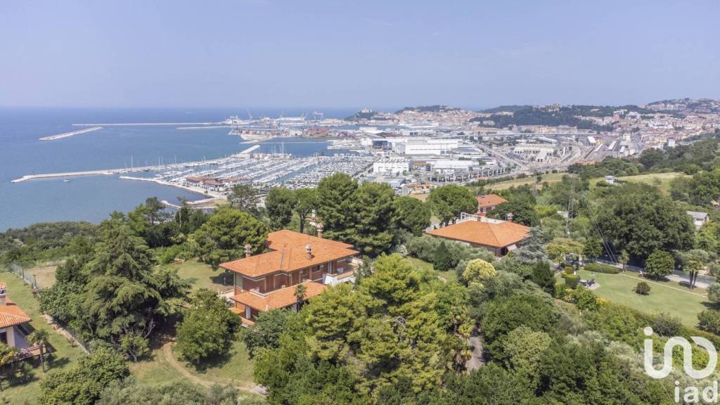 casa indipendente in vendita ad Ancona in zona Posatora