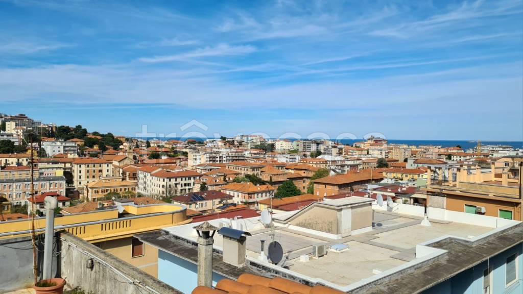 appartamento in vendita ad Ancona in zona Adriatico