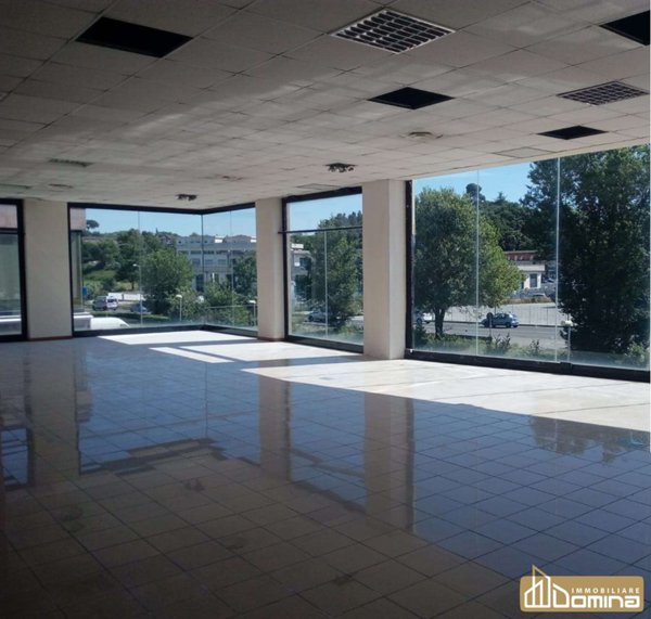 locale commerciale in vendita ad Ancona in zona Baraccola