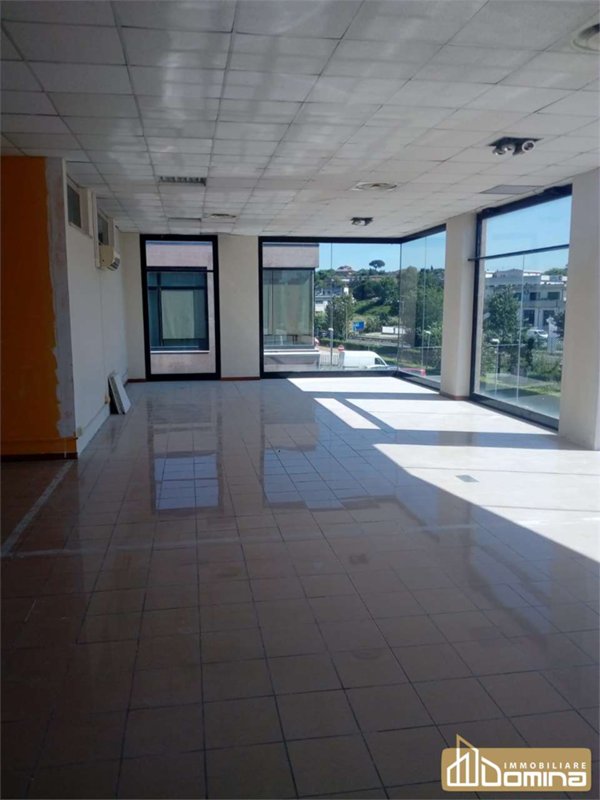 locale commerciale in vendita ad Ancona in zona Baraccola