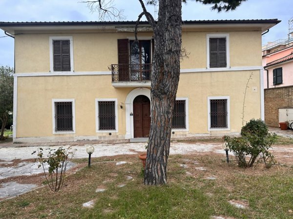 casa indipendente in vendita ad Ancona in zona Torrette