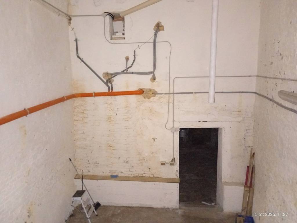 locale commerciale in vendita ad Ancona in zona Centro Storico