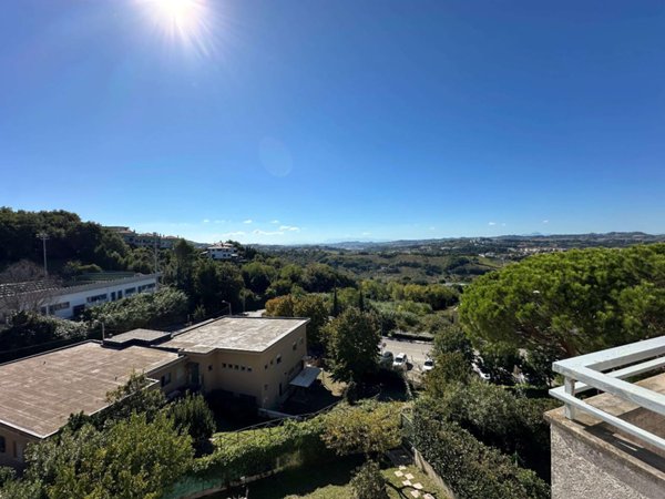 appartamento in vendita ad Ancona in zona Pietra La Croce