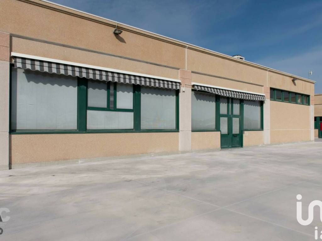 negozio in vendita ad Ancona in zona Candia