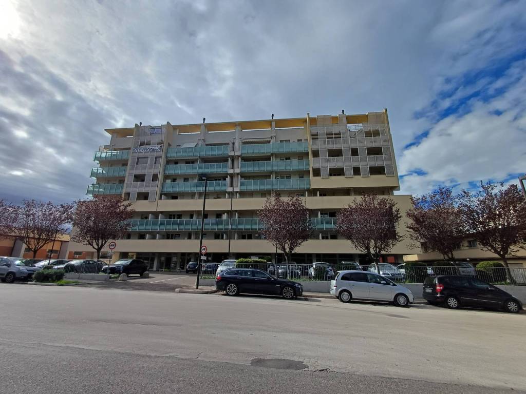 locale commerciale in vendita ad Ancona in zona Tavernelle