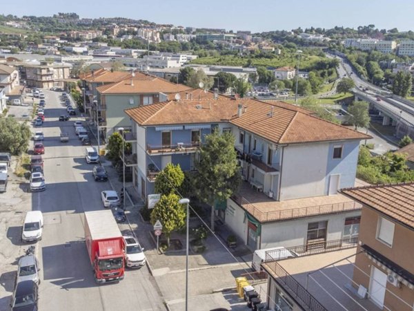 negozio in vendita ad Ancona in zona Candia