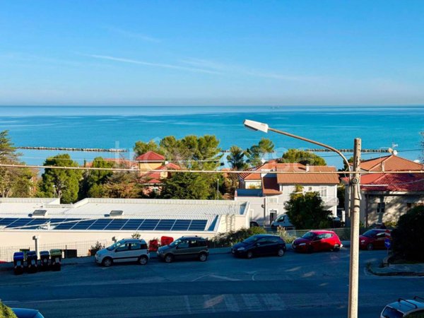 appartamento in vendita ad Ancona in zona Collemarino