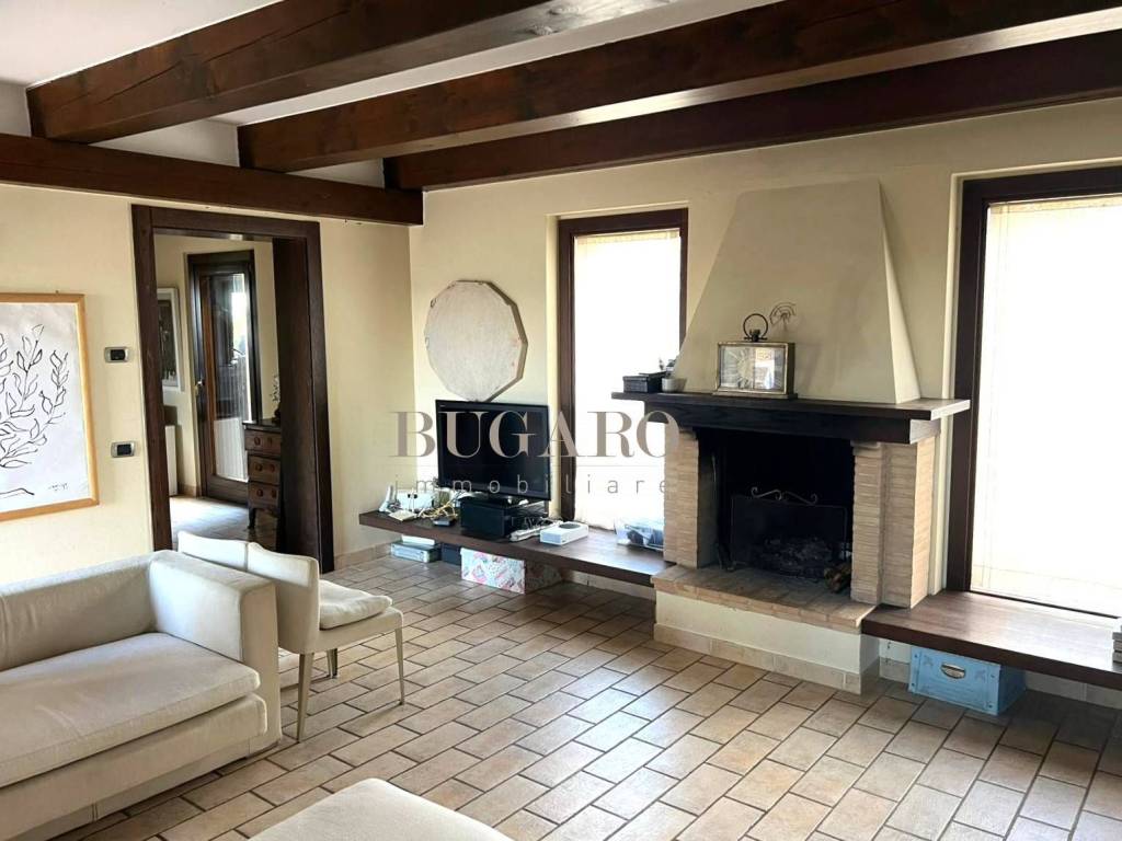 casa indipendente in vendita ad Ancona in zona Varano