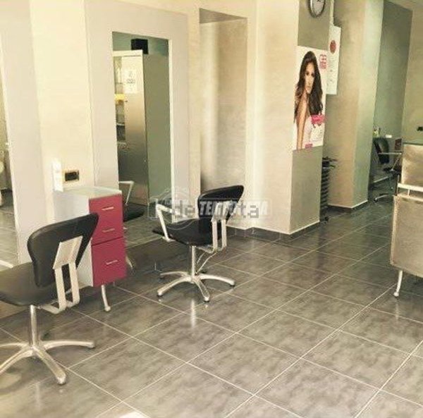 locale commerciale in vendita ad Ancona in zona Scrima