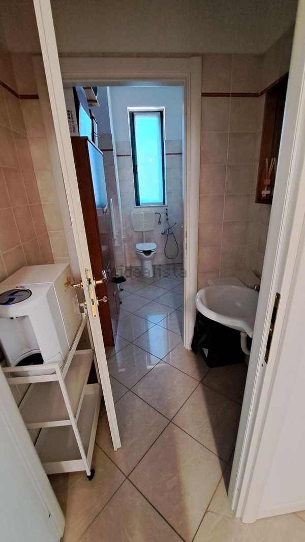 ufficio in vendita ad Ancona in zona Piano San Lazzaro