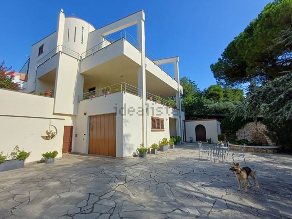 casa indipendente in vendita ad Ancona in zona Candia