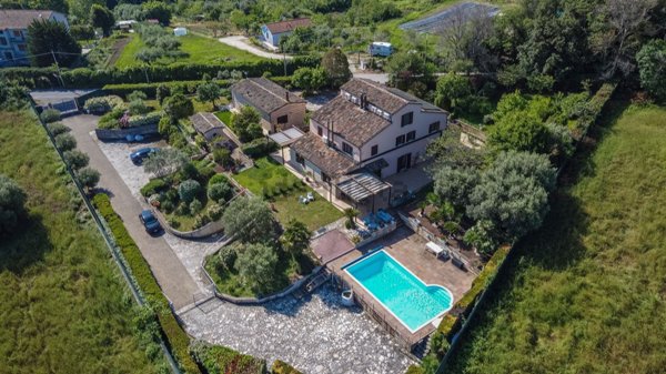 casa indipendente in vendita ad Ancona in zona Candia