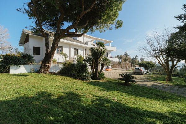 casa indipendente in vendita ad Ancona in zona Sappanico