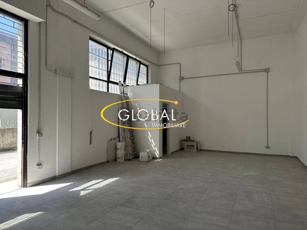 locale commerciale in vendita ad Ancona in zona Baraccola