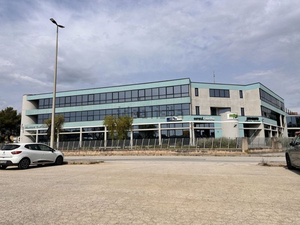 ufficio in vendita ad Ancona in zona Piano San Lazzaro
