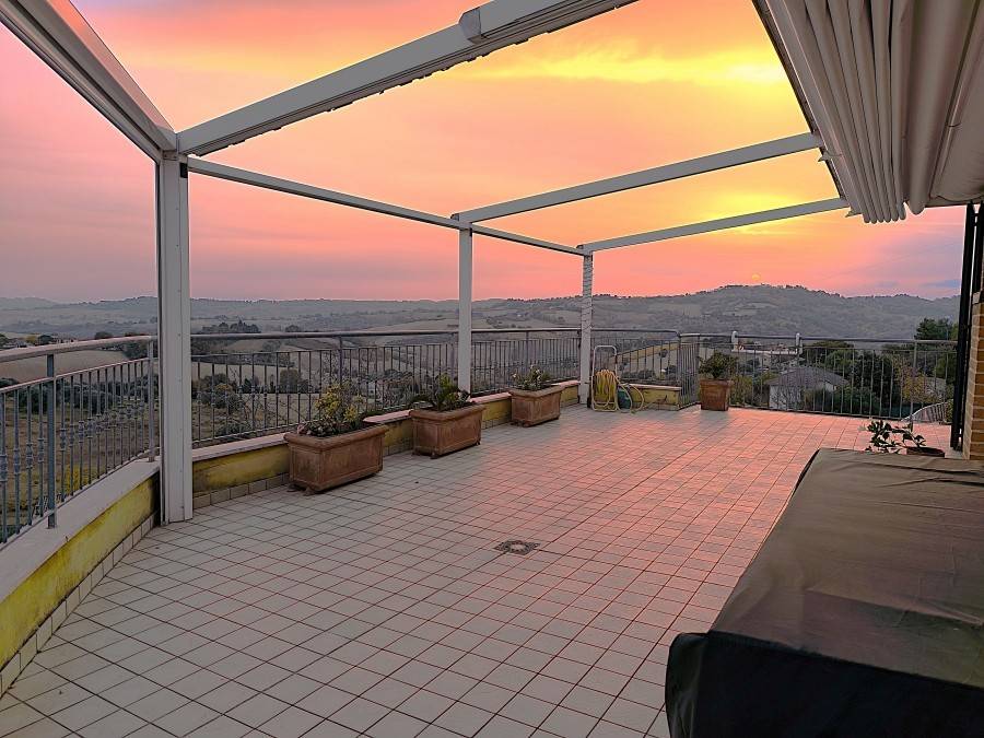 casa indipendente in vendita ad Ancona in zona Candia