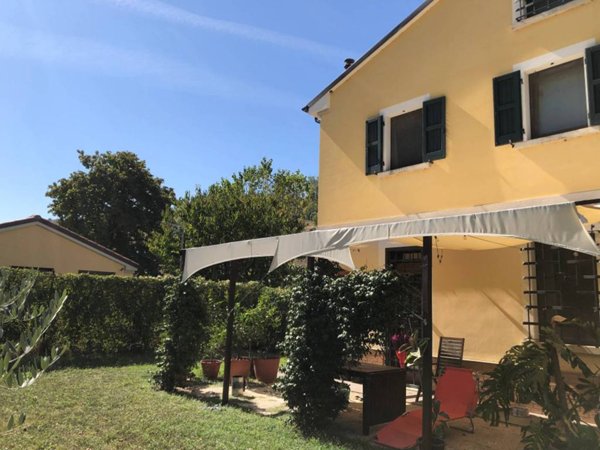 casa indipendente in vendita ad Ancona in zona Paterno