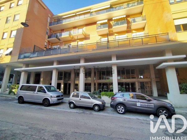 locale commerciale in vendita ad Ancona in zona Adriatico