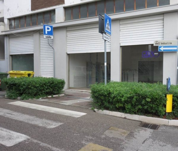 ufficio in vendita ad Ancona in zona Piano San Lazzaro