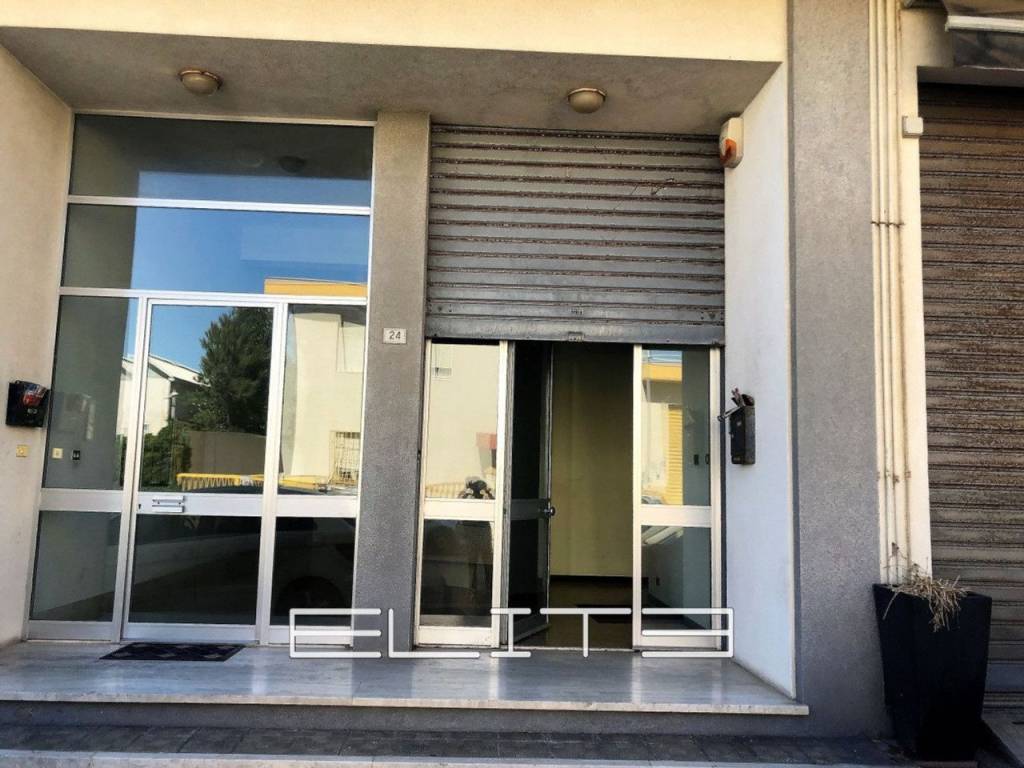 locale commerciale in vendita ad Ancona in zona Torrette