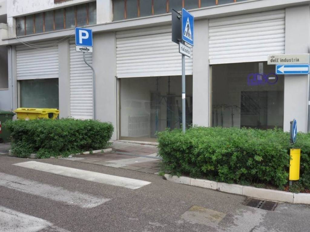 negozio in vendita ad Ancona in zona Tavernelle