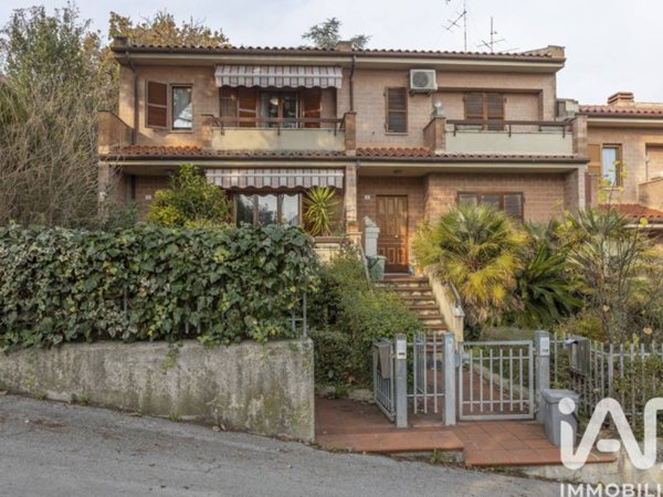casa indipendente in vendita ad Ancona in zona Piano San Lazzaro