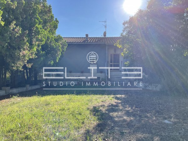 casa indipendente in vendita ad Ancona in zona Candia