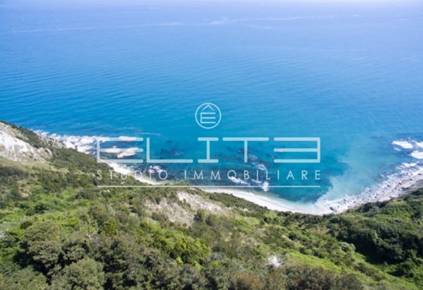 casa indipendente in vendita ad Ancona in zona Pietra La Croce