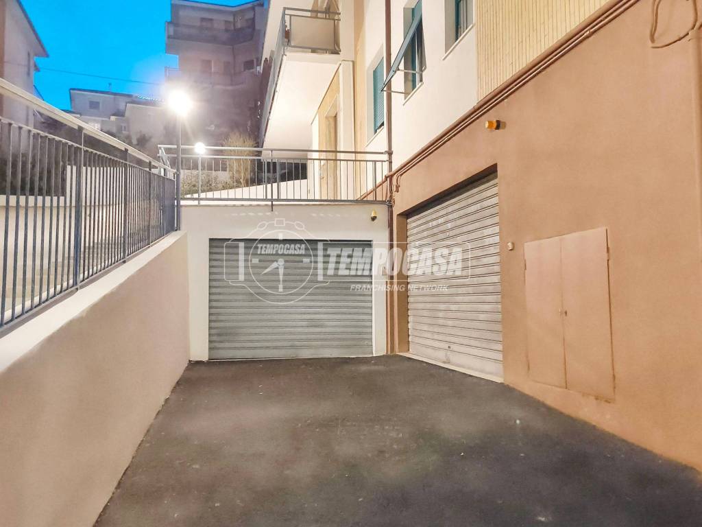 locale commerciale in vendita ad Ancona in zona Posatora