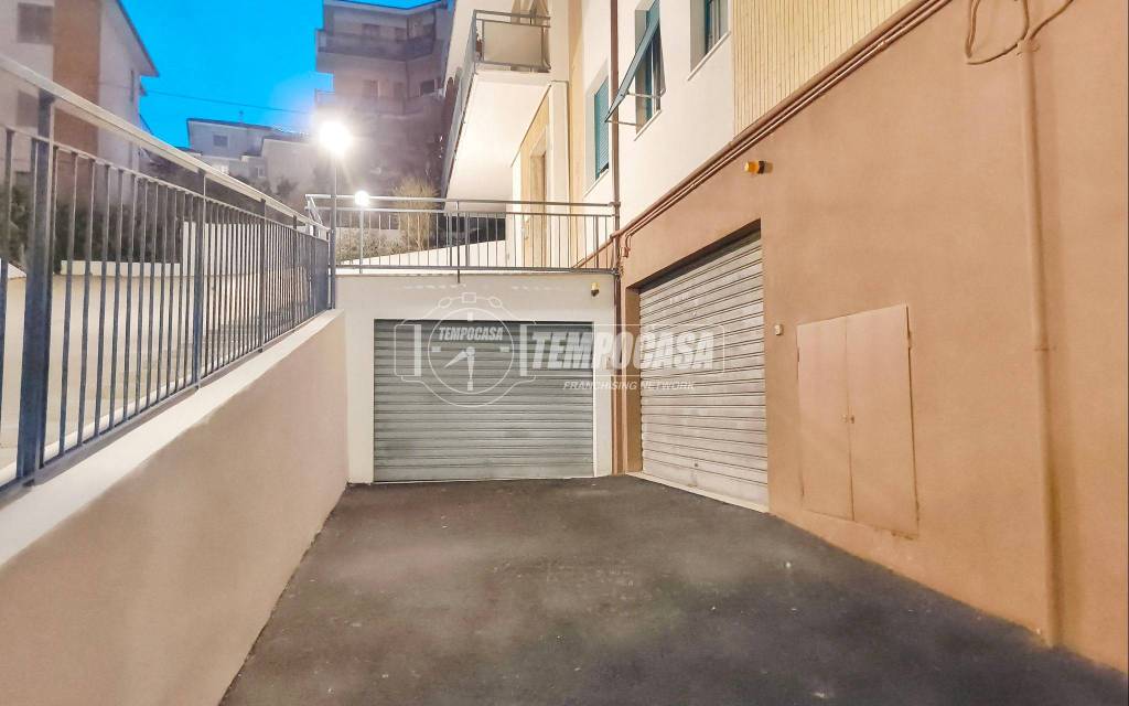 locale commerciale in vendita ad Ancona in zona Posatora