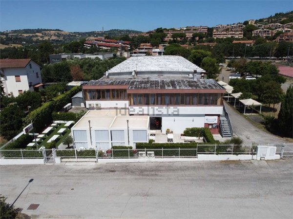 locale commerciale in vendita ad Ancona in zona Brecce Bianche