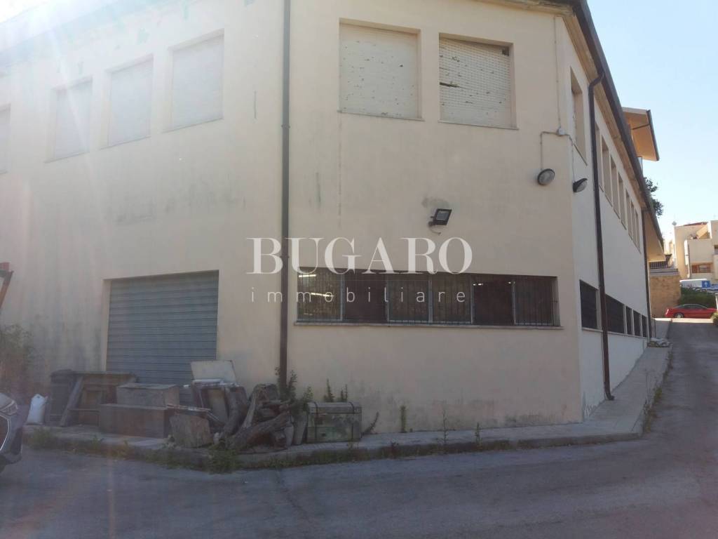 locale commerciale in vendita ad Ancona in zona Pinocchio