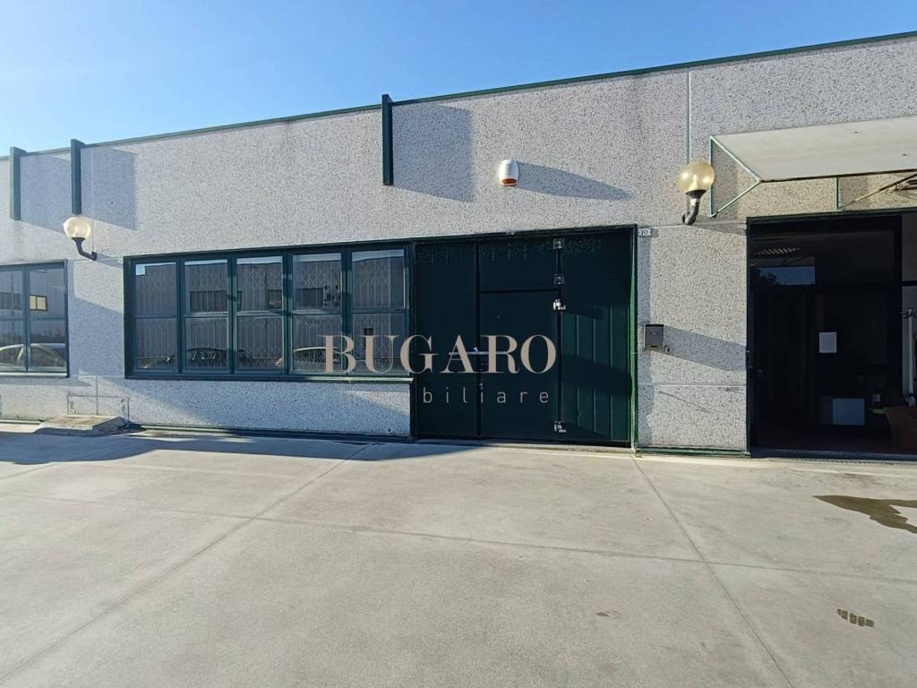 locale commerciale in vendita ad Ancona in zona Piano San Lazzaro