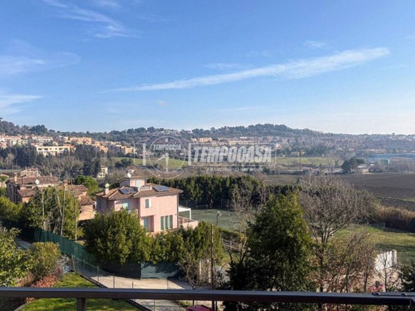 appartamento in vendita ad Ancona in zona Candia