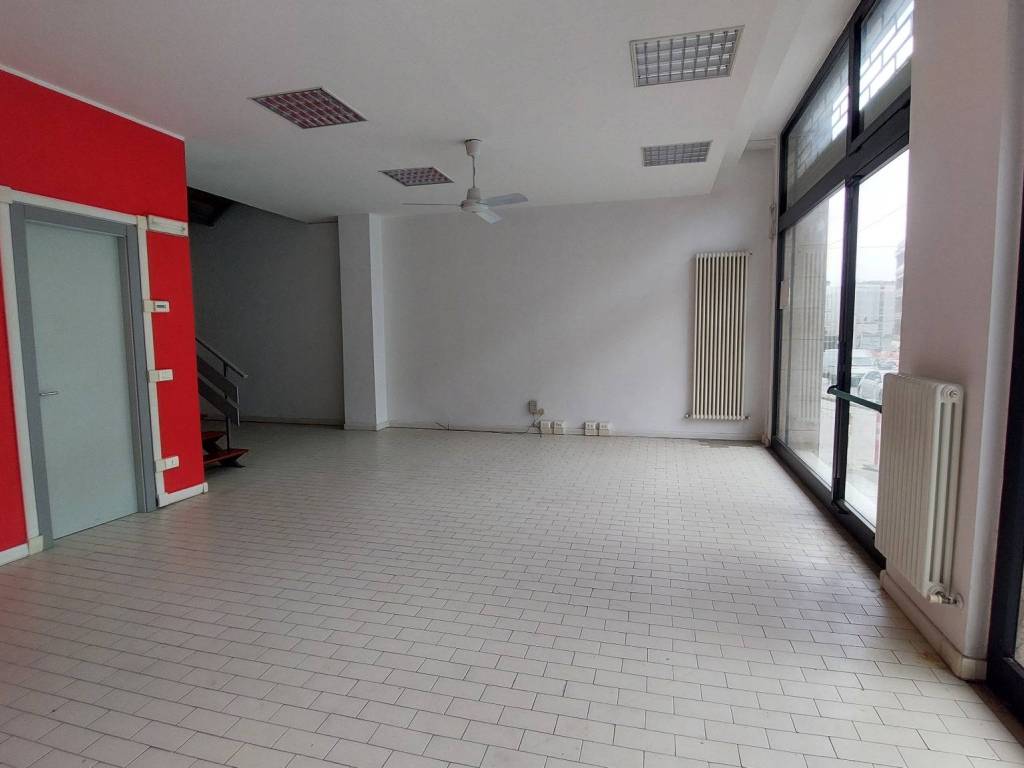 negozio in vendita ad Ancona in zona Piano San Lazzaro