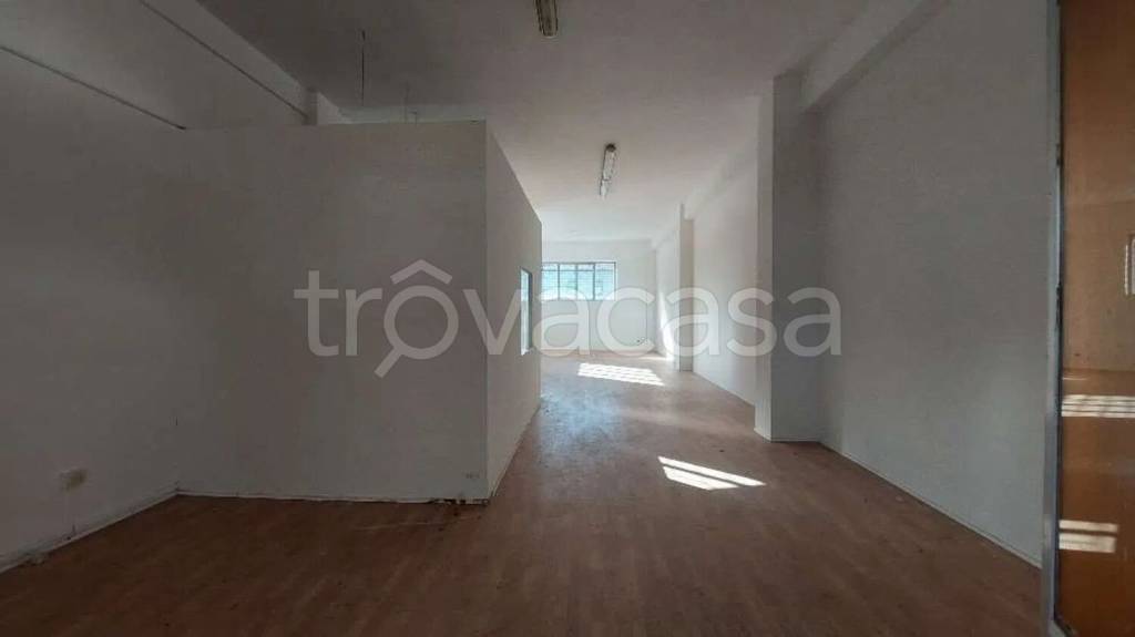 negozio in vendita ad Ancona in zona Candia