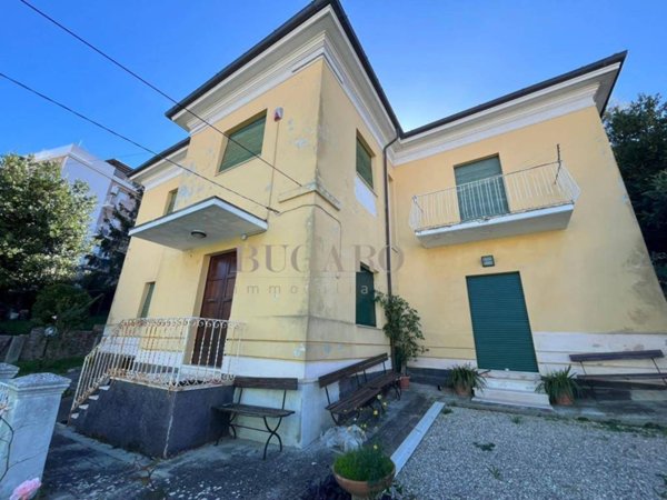 casa indipendente in vendita ad Ancona in zona Adriatico