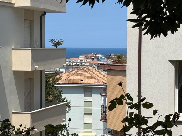 appartamento in vendita ad Ancona in zona Adriatico