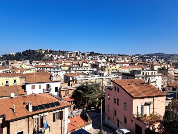 appartamento in vendita ad Ancona in zona Scrima
