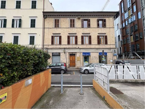 ufficio in vendita ad Ancona in zona Centro Storico